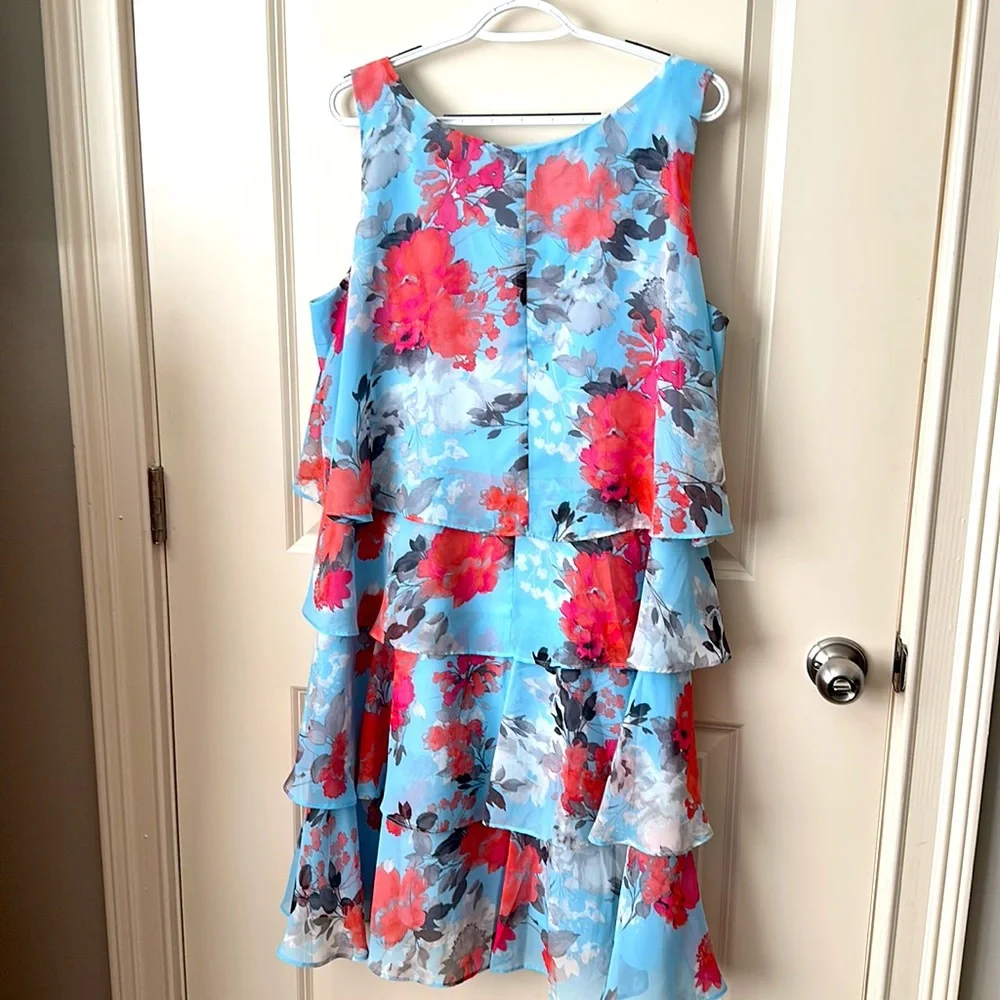 Sleeveless flowered dress - Picture 2 of 2